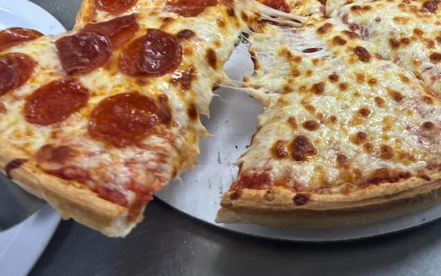 Pizzeria Fleisbach – Knusprige Steinofenpizza voller Geschmack