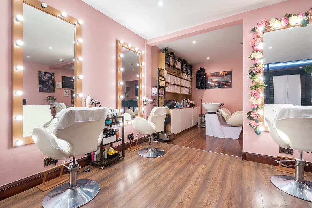 Hochwertige Einrichtung für Friseursalon direkt bestellen