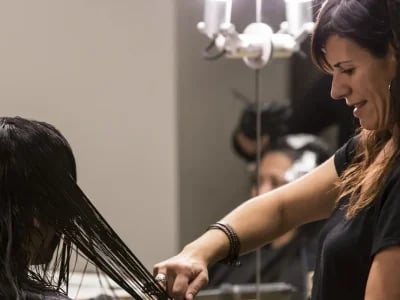 Hochwertige Einrichtung für Friseursalon direkt bestellen