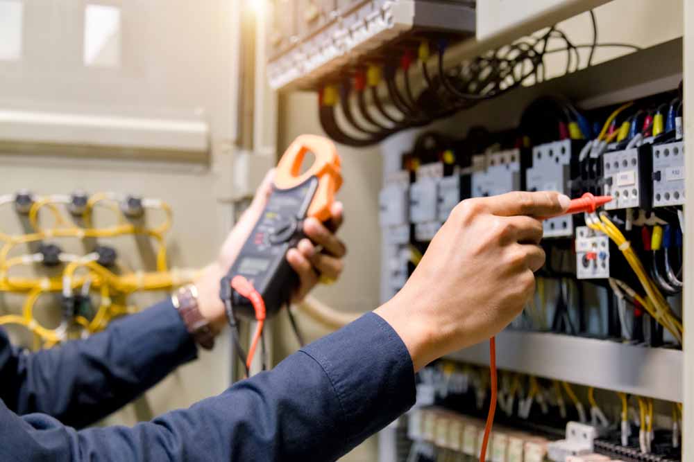 Wie die UVV Prüfung bei der DGUV V3 Prüfung dazu beiträgt, potenzielle Gefahren frühzeitig zu erkennen