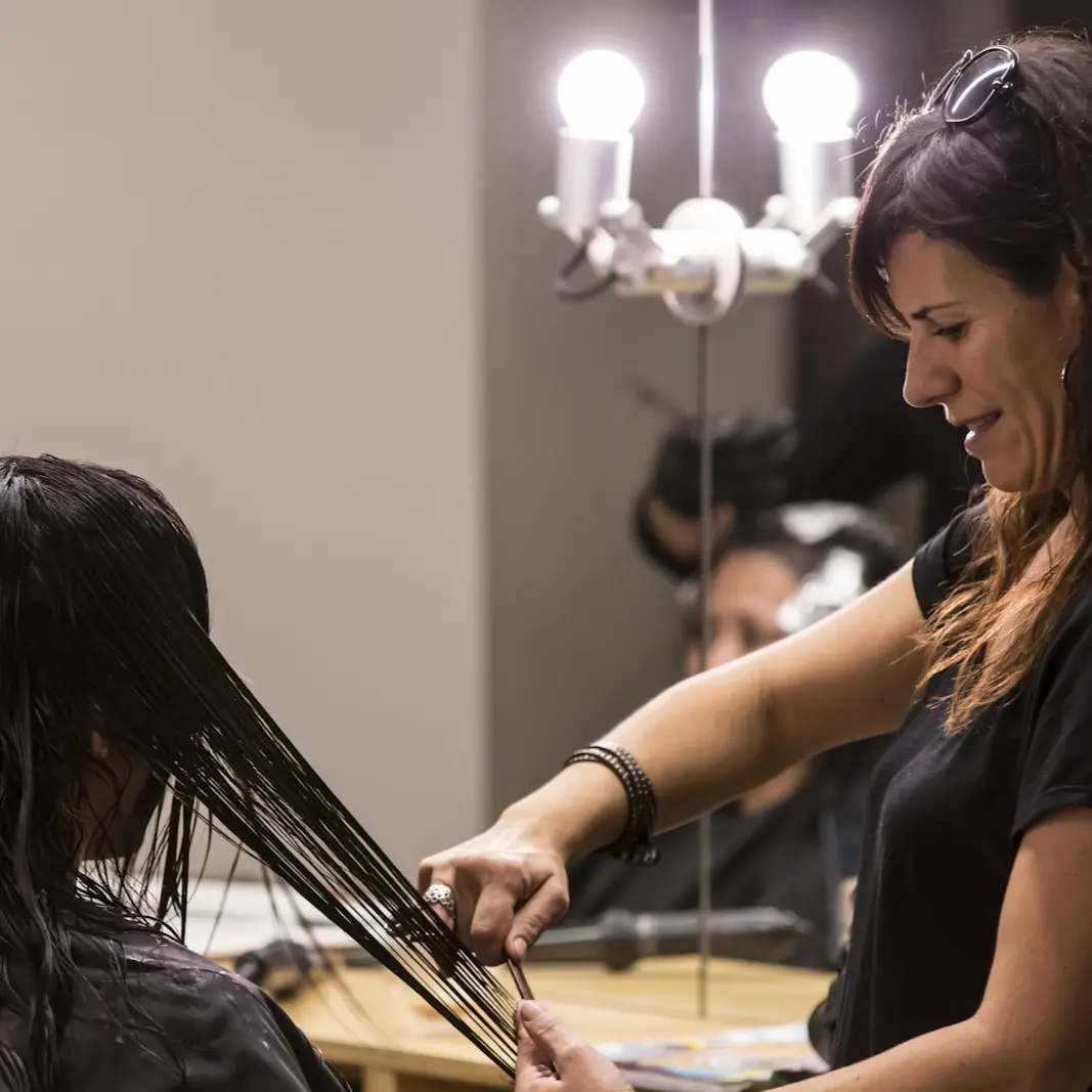 Hochwertige Einrichtung für Friseursalon direkt bestellen