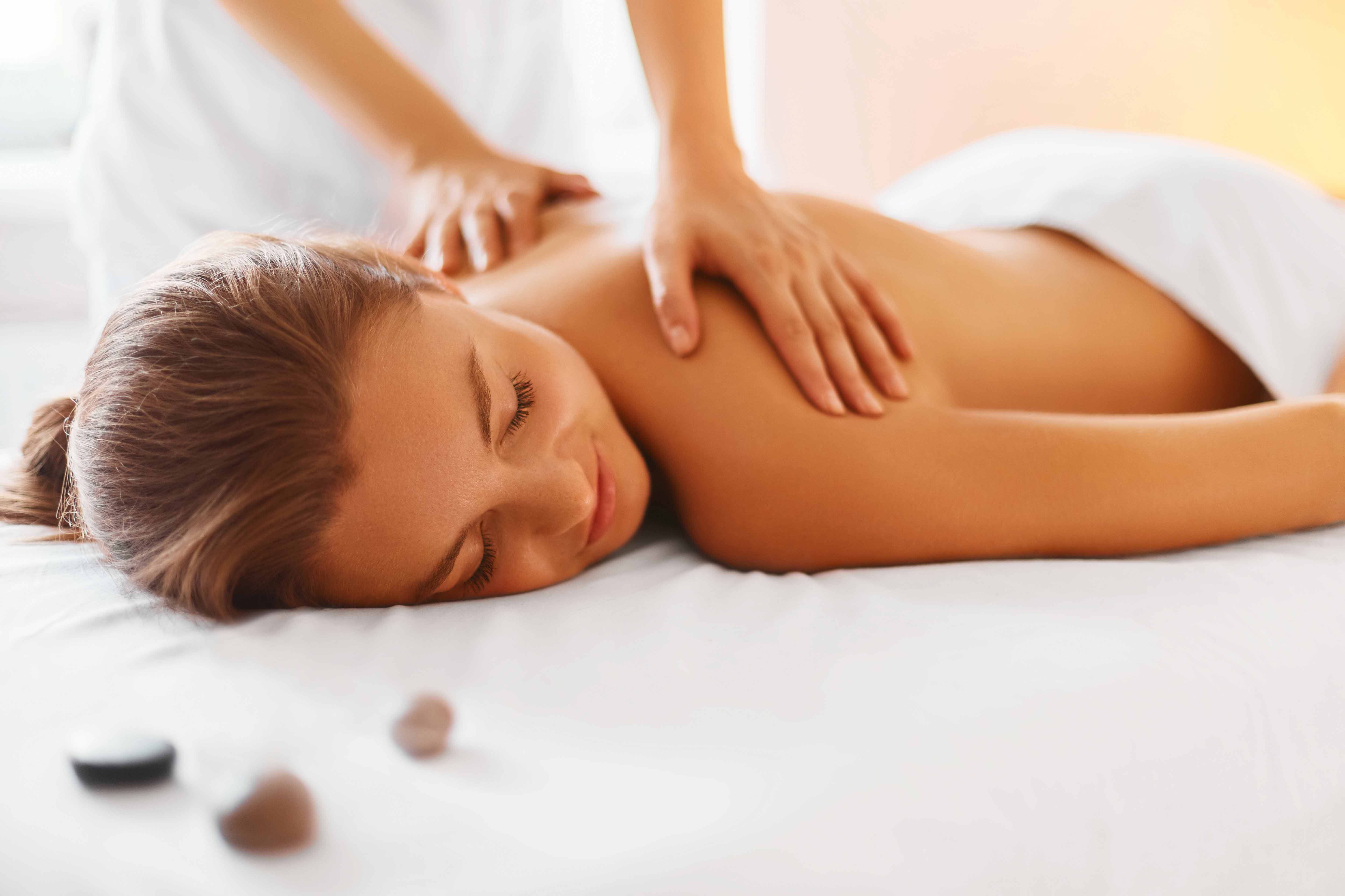 Er leben Sie eine Massage mit Happy End für maximale Entspannung