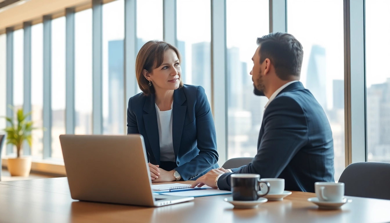 Headhunter Schweiz führt ein Interview in modernem Büro mit Skyline-Hintergrund.